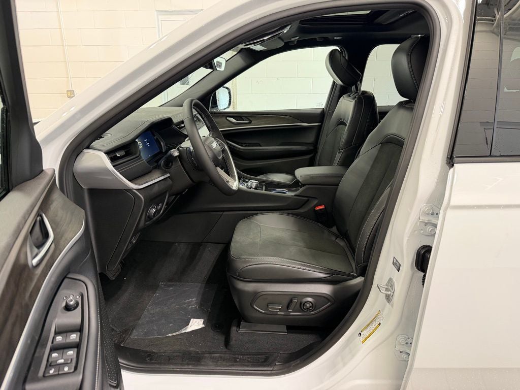 2026 Jeep Grand Cherokee Laredo Altitude