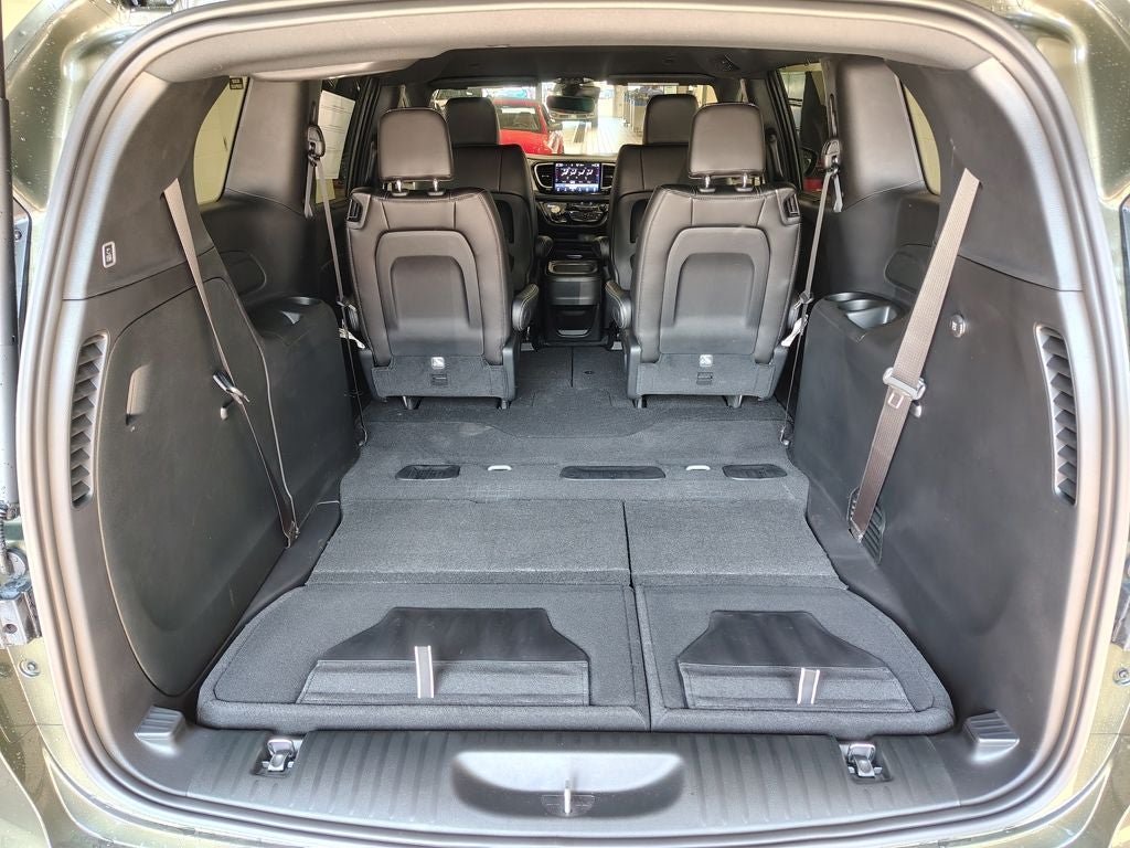 2027 Chrysler Pacifica Select